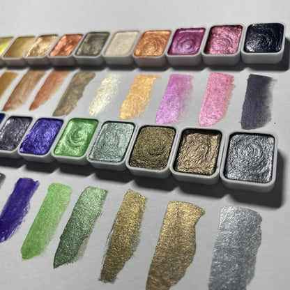 Aquarell-Sets mit Metallic- und Perlglanzeffekten – warme/kühle Töne